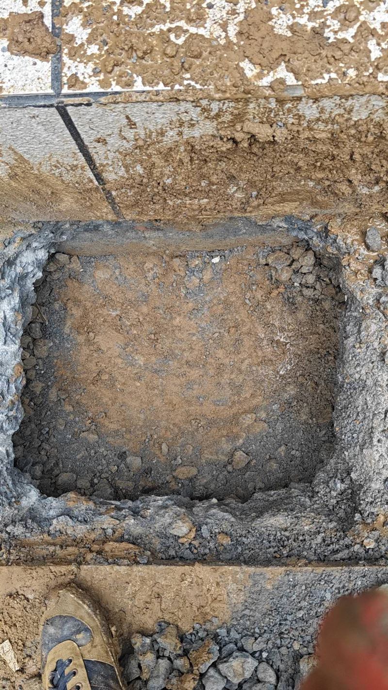 砸墙上料老房子拆除人工背沙子水泥瓷砖