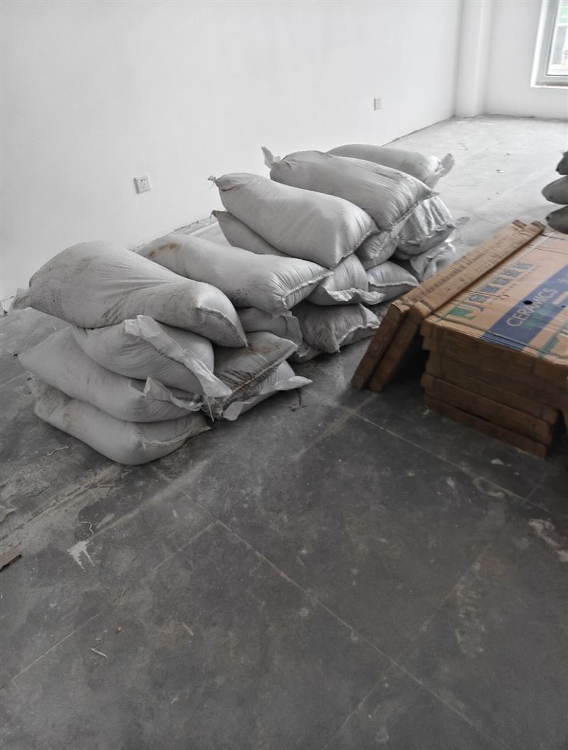 砸墙上料老房子拆除人工背沙子水泥瓷砖