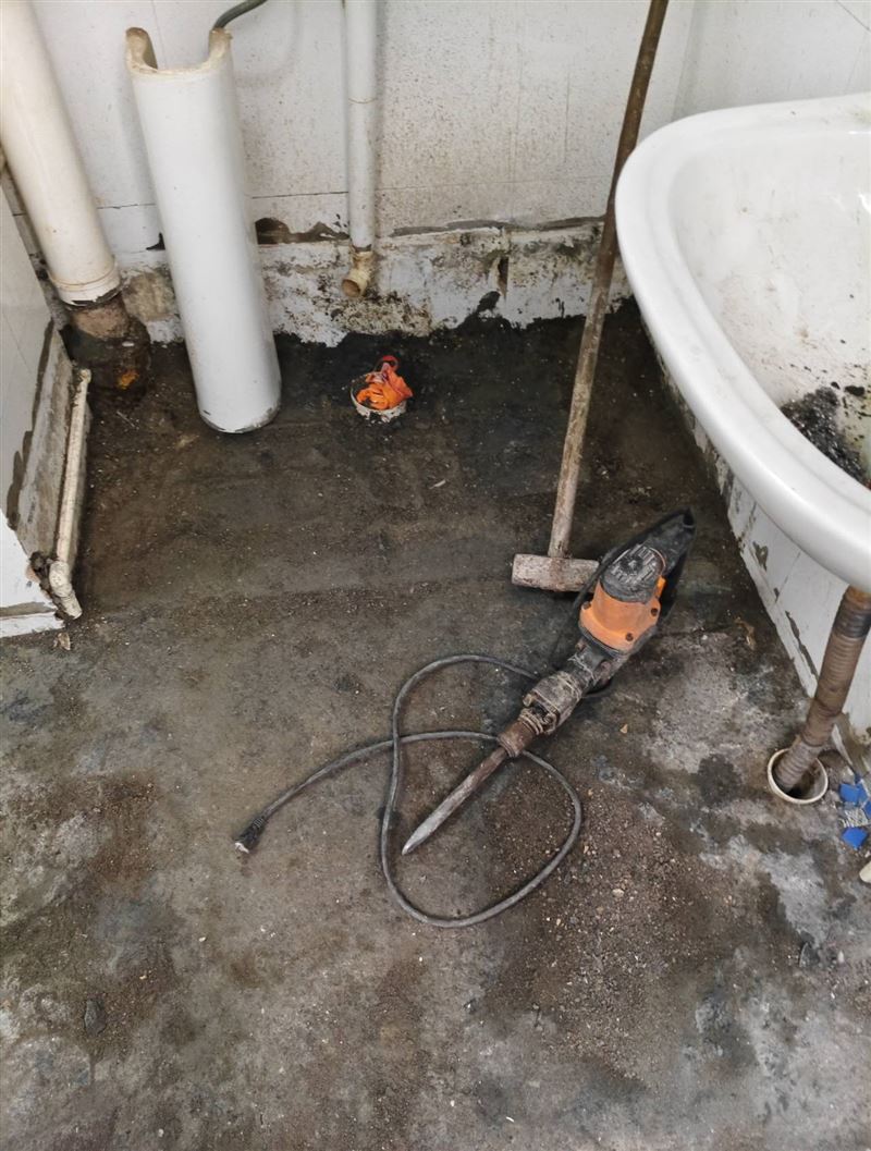 砸墙上料老房子拆除人工背沙子水泥瓷砖